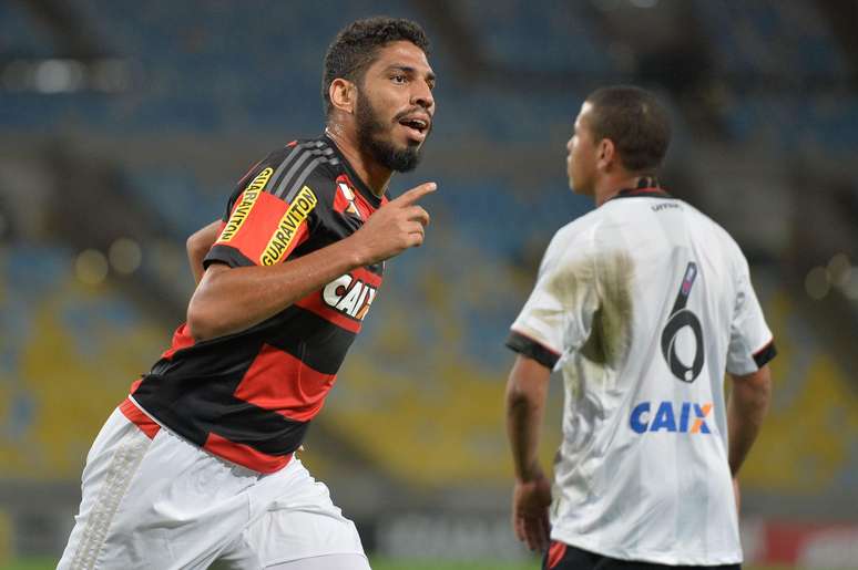 Zagueiro Wallace abriu o placar para o Flamengo