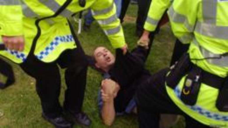 Parlamentares brit&acirc;nicos criticam a pol&iacute;tica do pa&iacute;s, que prev&ecirc; pris&atilde;o at&eacute; por porte de pequena quantidade de drogas