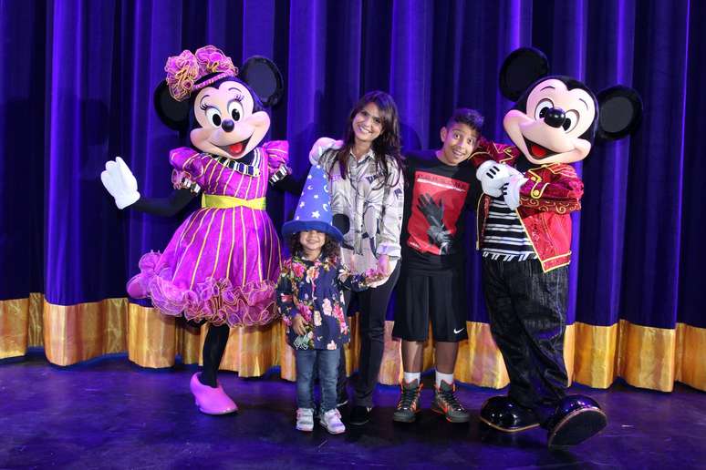 Cantora Aline Barros com os filhos na estreia do espetáculo “Disney Live! O Caminho Mágico de Mickey &amp; Minnie&#034;,no Rio de Janeiro, na noite desta quarta-feira (12)