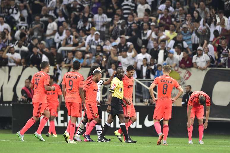 Jogadores do Sport reclamam de pênalti marcado para o Corinthians no fim do jogo