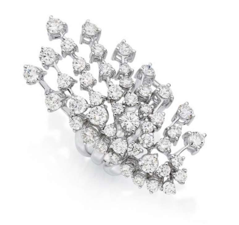  O anel de garra, também de ouro branco e diamante polido, sai por R$ 65.550