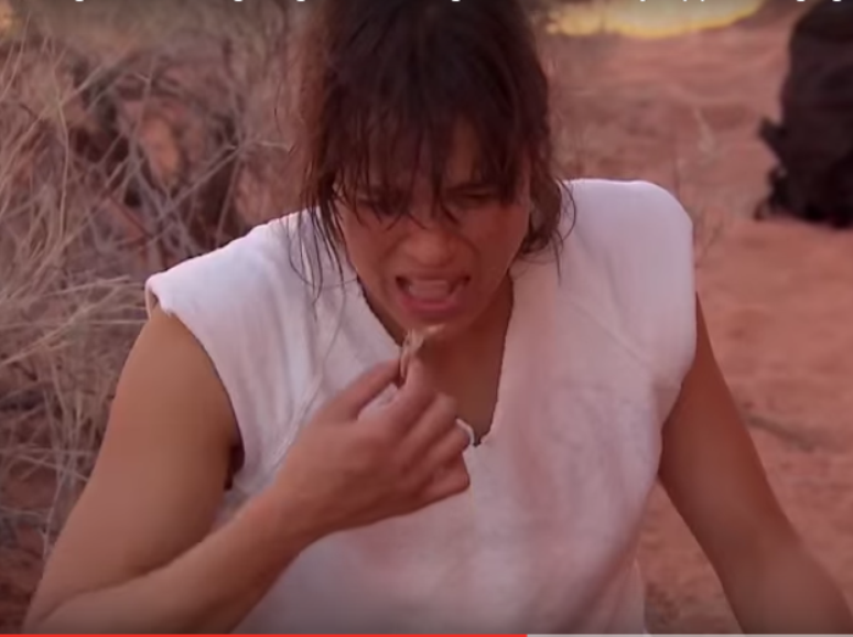 Michelle Rodriguez come rato mergulhado em sua urina, durante programa da TV britânica