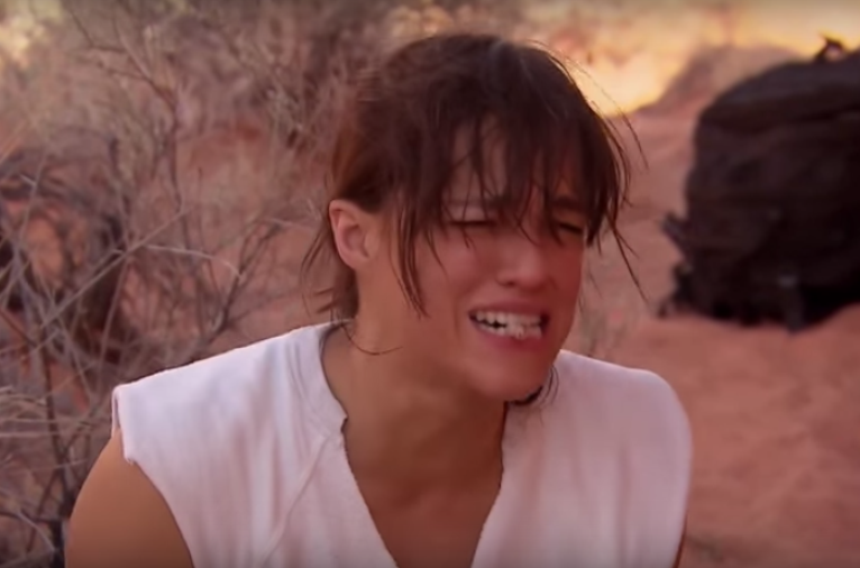 Michelle Rodriguez faz cara de nojo ao comer o rato, que está entre seus dentes, durante programa da TV britânica