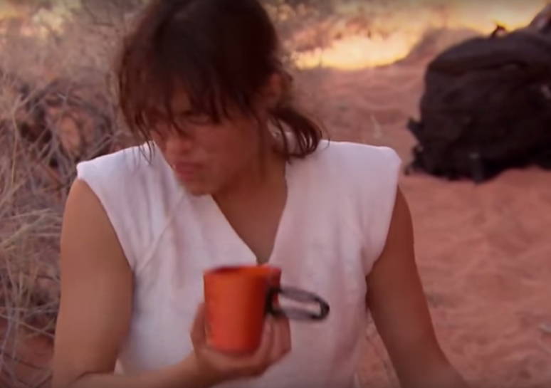 Michelle Rodriguez faz cara de nojo ao beber a própria urina, durante programa da TV britânica