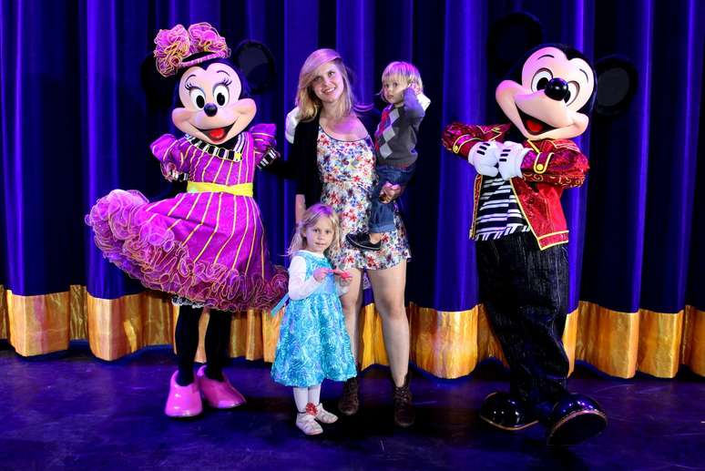 Carolinie Figueiredo e os filhos na estreia do espetáculo “Disney Live! O Caminho Mágico de Mickey &amp; Minnie&#034;, no Rio de Janeiro, na noite desta quarta-feira (12)
