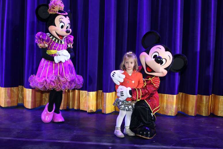 Eva, filha de Angélica e Luciano Huck, posa com Mickey e Minnie