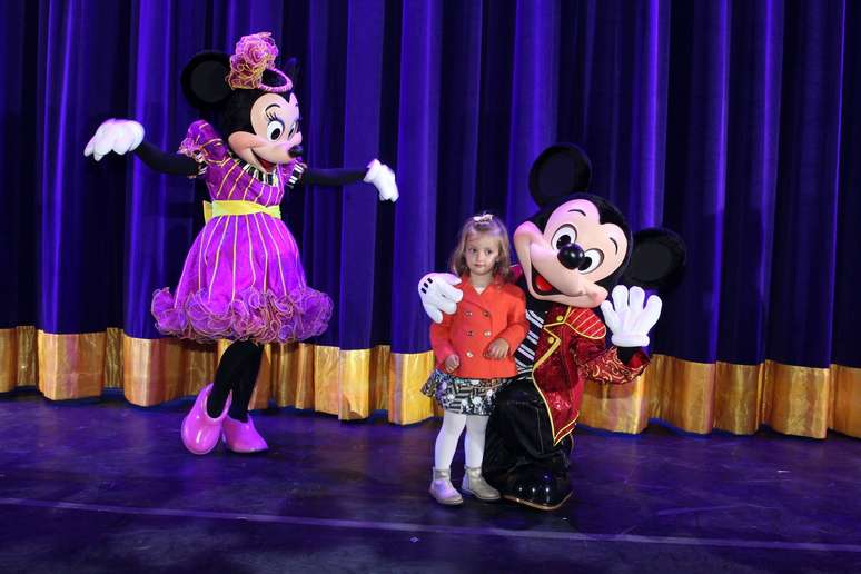 Eva, filha de Angélica e Luciano Huck, posa com Mickey e Minnie