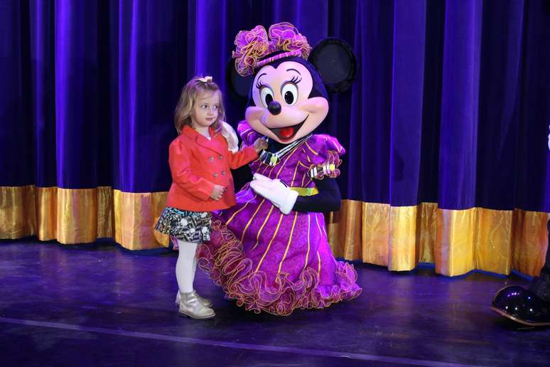 Eva, filha de Angélica e Luciano Huck, com Minnie na estreia do espetáculo “Disney Live! O Caminho Mágico de Mickey &amp; Minnie&#034;, no Rio de Janeiro, na noite desta quarta-feira (12)