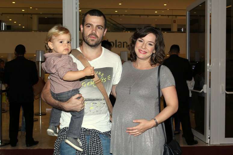 Grávida, Regiane Alves foi ao espetáculo com o marido e o filho