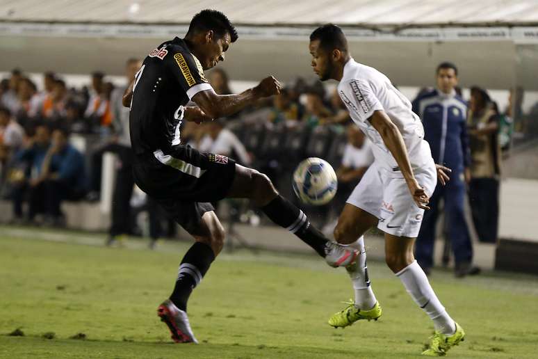 Julio do Santos tenta tomar a bola de Geuvânio