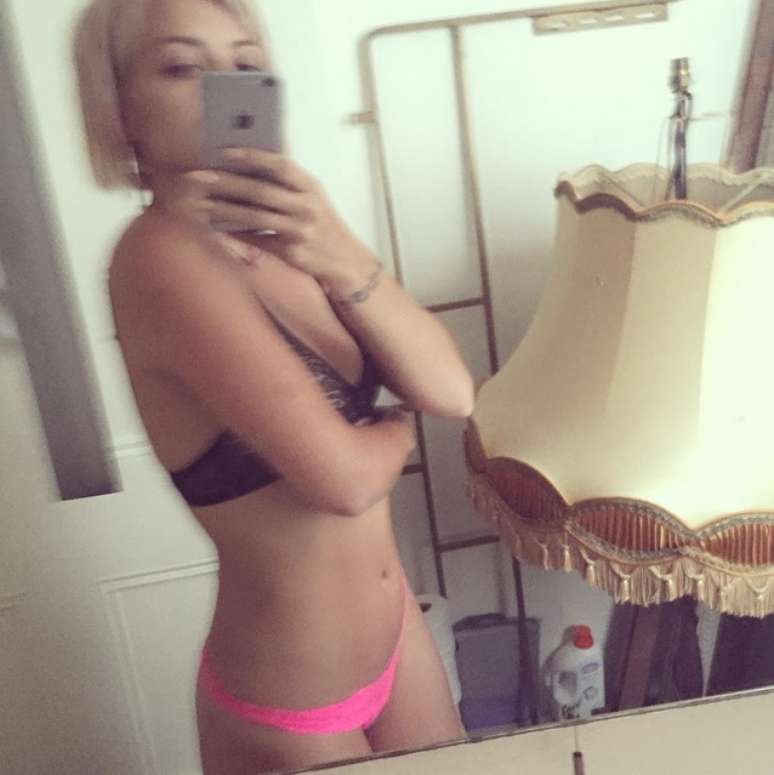 Lily Allen arrancou suspiros dos fãs ao postar selfie de lingerie