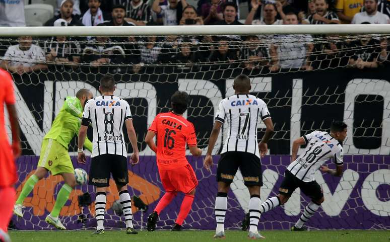 Luciano p&otilde;e a bola na rede para marcar o segundo gol corintiano