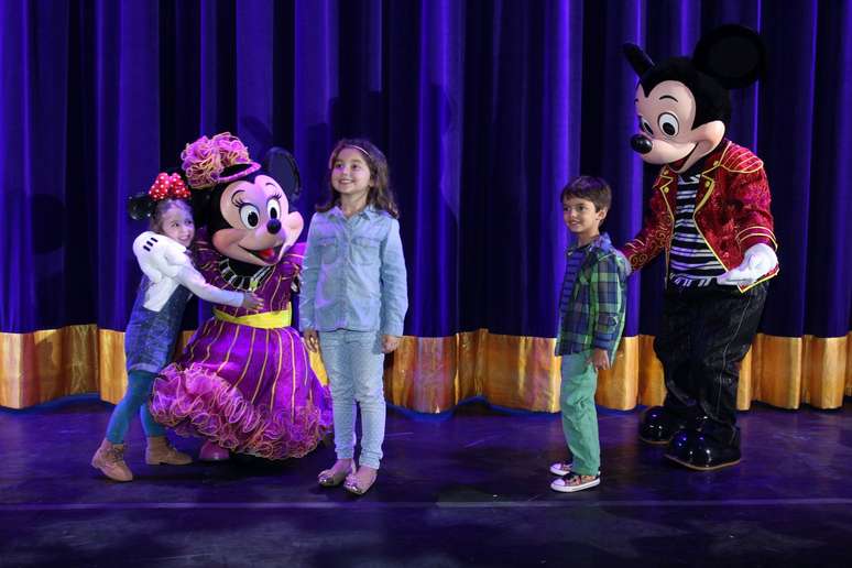 Olivia, filha de Otaviano, de jaqueta jeans, e Benjamin, filho de Thiago Fragoso, na estreia do espetáculo “Disney Live! O Caminho Mágico de Mickey &amp; Minnie&#034;, no Rio de Janeiro, na noite desta quarta-feira (12)