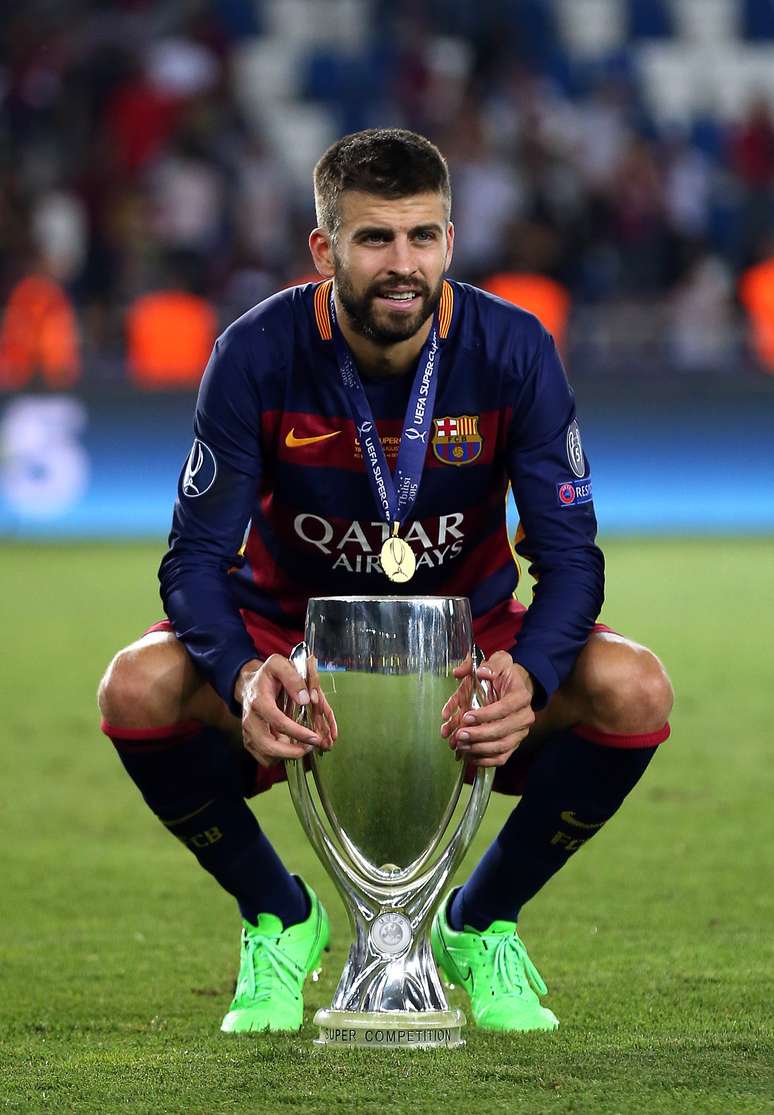 Zagueiro Piqué e a taça da Supercopa da UEFA