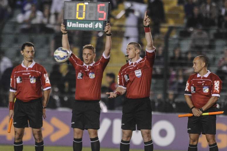 Orlando Scarpelli, antes de Figueirense x S&atilde;o Paulo: Sindicato quer que 0,5% dos direitos de transmiss&atilde;o dos jogos sejam passados aos &aacute;rbitros