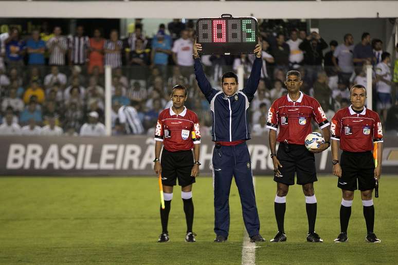 Protesto dos &aacute;rbitros na Vila Belmiro, antes de Santos x Vasco