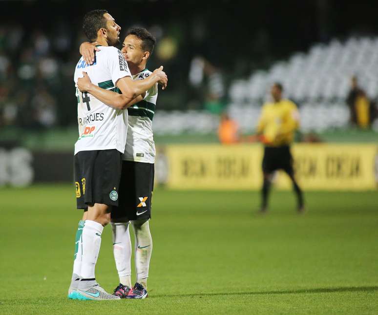 Rafael Marques e Ivan se abraçam após a vitória contra o Palmeiras