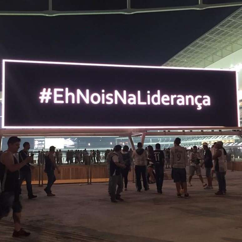 Telão da Arena Corinthians já exibiu mensagens polêmicas, provocando rivais, mas a desta última quarta-feira foi uma hashtag celebrando a conquista da liderança que pode ser temporária.