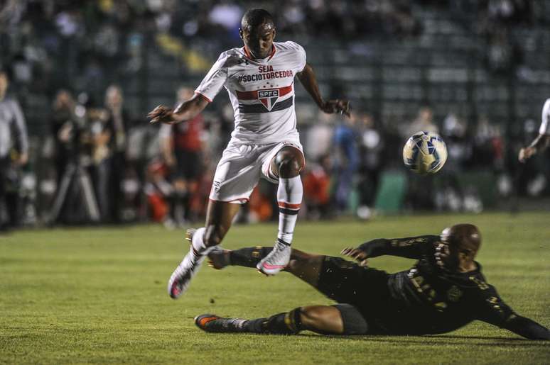 Thiago Mendes voltou à lateral direita após cumprir suspensão