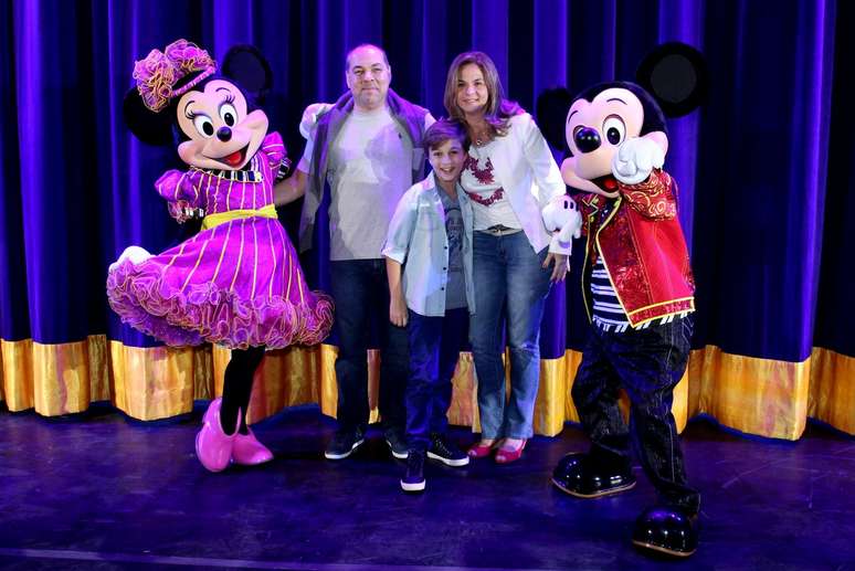 Vítor Figueiredo e os pais no espetáculo “Disney Live! O Caminho Mágico de Mickey &amp; Minnie&#034;, no Rio de Janeiro, na noite desta quarta-feira (12)