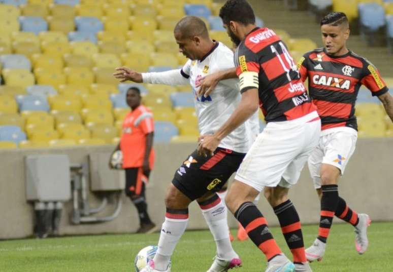 Walter finalizou três vezes e passou em branco contra o Flamengo