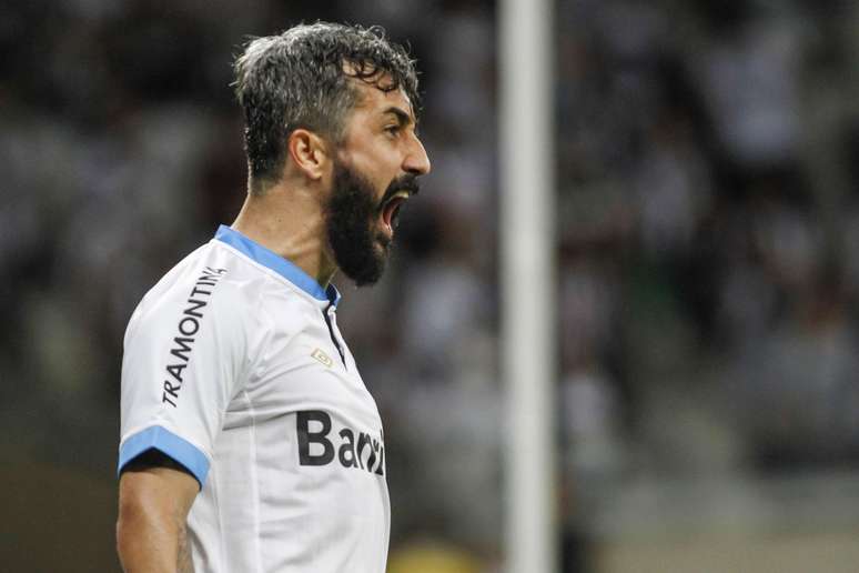 Douglas vibra ao marcar o primeiro gol do Grêmio