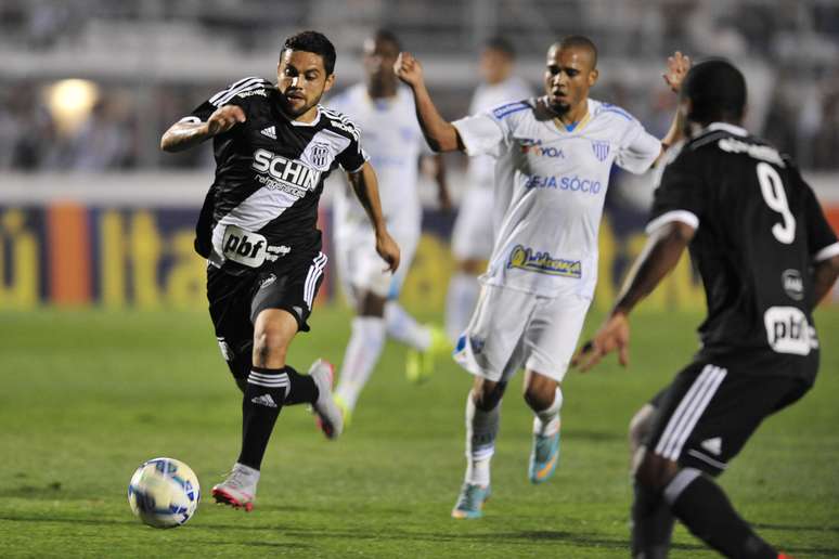 Felipe Azevedo (esq.) fez o segundo gol do time de Campinas