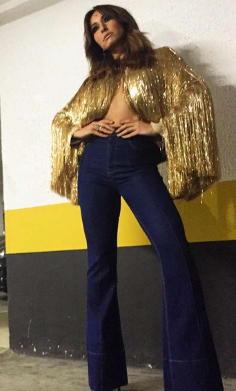 Para uma festa, Sabrina Sato exagerou na dose ao vestir blusa dourada com muita franja e calça flare jeans: apenas a calça estaria de bom tamanho para lembrar os anos 70, com uma blusinha básica