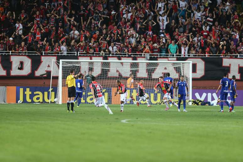 Em bela cobrança de falta, Marcelinho Paraíba fez o primeiro gol do Joinville