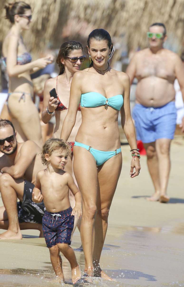 Alessandra Ambrósio e o filho Noah Phoenix, em praia da Grécia, nesta quarta-feira (12)