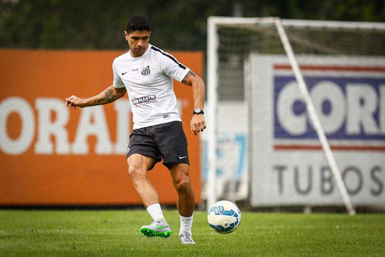 Renato foi vetado para a partida deste sábado e preocupa no Santos