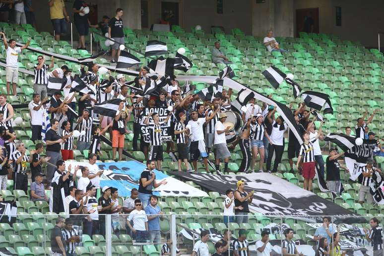 Os poucos torcedores do Botafogo que compareceram ao Independência tiveram muito o que comemorar