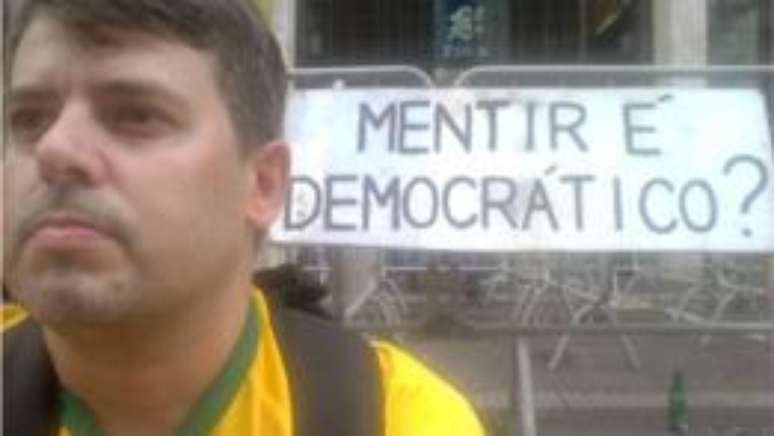 Ednílson Souza participou do protesto de março (acima) na Paulista, mas desistiu por discordar do impeachment e da oposição