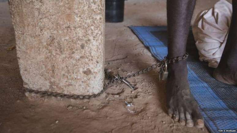 Alguns pacientes com deficiência são acorrentados como parte do que chama-se de tratamento em Gana