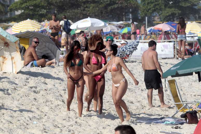 Bailarinas do Faustão renovam bronzeado