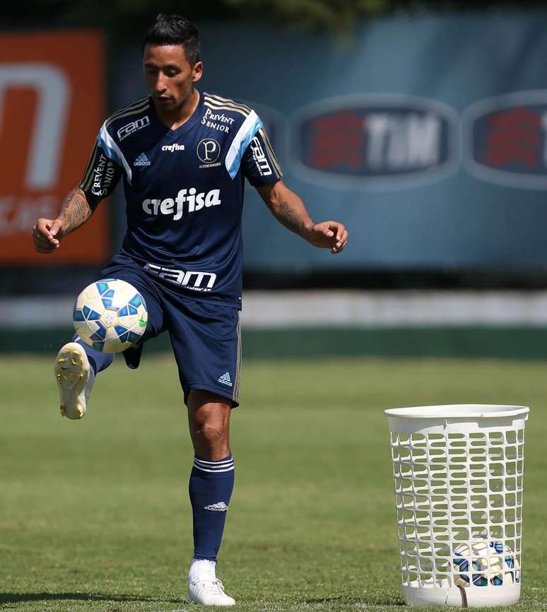 Barrios treinou na Academia de Futebol do Palmeiras