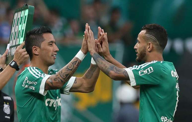 Barrios cumprimenta Leandro Pereira em sua estreia pelo Palmeiras