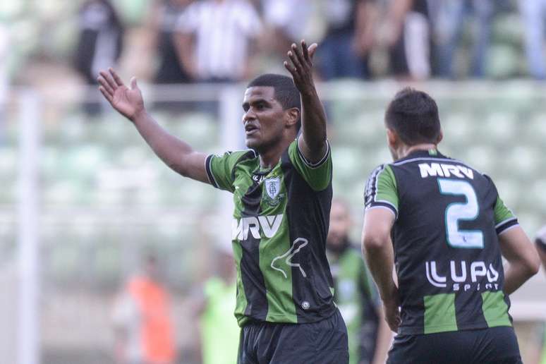 Volante Thiago Santos comemora gol que abriu o placar para o time da casa no Independência