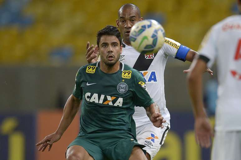 Atacante Henrique havia feito os dois gols do Coritiba diante do Palmeiras no meio de semana, mas passou em branco contra o Vasco