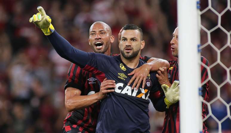 Goleiro Weverton comemora pênalti defendido ainda no 1º tempo