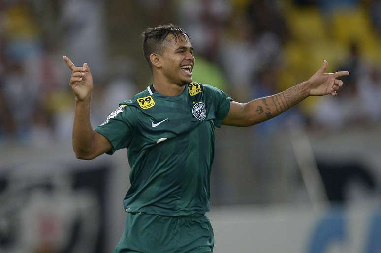 Evandro comemora gol feito aos 47 minutos do 2º tempo e que garantiu a vitória do Coritiba