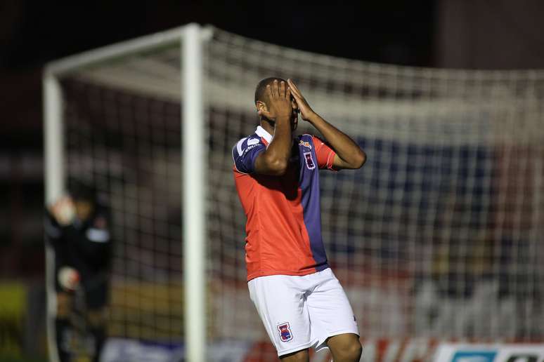 Falta de gols não deixa o Paraná subir na tabela da Série B