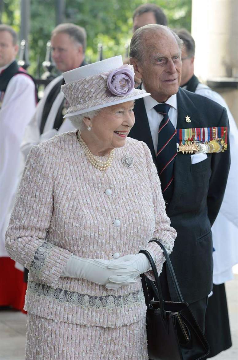 Rainha Elizabeth II e Príncipe Philip participam de ato em Londres.