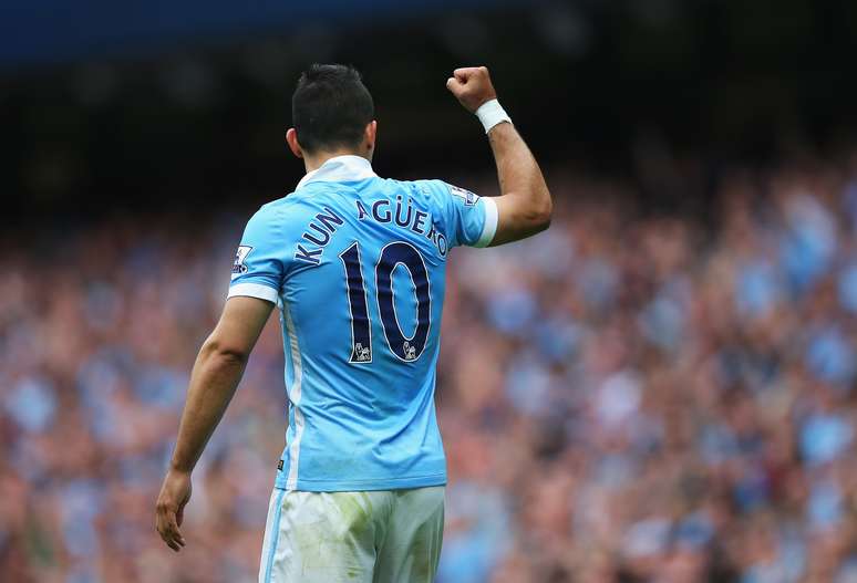 De tanto insistir, Kun Agüero conseguiu bater o goleiro Begovic e abriu o placar para o City