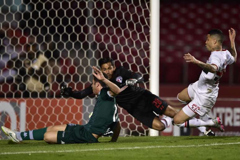 Goleiro Renan Ribeiro e lateral Bruno ainda tentaram impedir, mas Felipe Menezes marcou o primeiro gol do Goiás