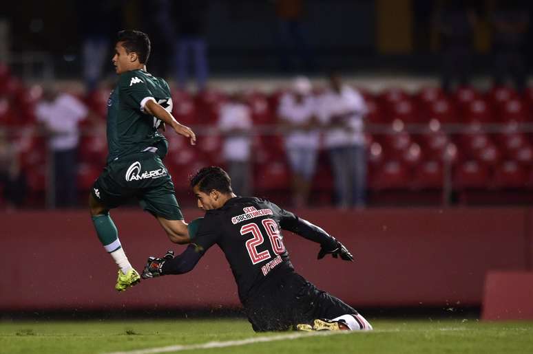 Erik tira com categoria de Renan Ribeiro e aumenta para o Goi&aacute;s; atacante ainda fez o terceiro do time goiano