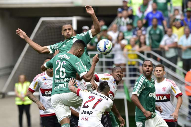 Zagueiro Jackson sobe mais do que todo mundo para cabecear e abrir o marcador para o Palmeiras