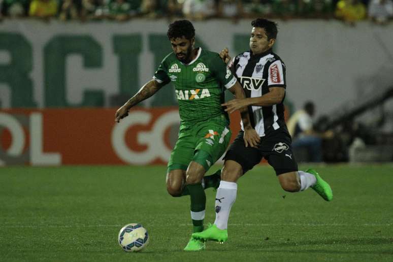 Derrota por 2 a 1 em Chapecó deixou o Atlético quatro pontos atrás do Corinthians