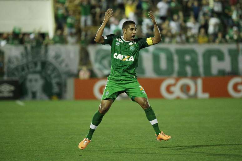 Capitão Cléber Santana comemora seu gol, que abriu caminho para a vitória da Chapecoense