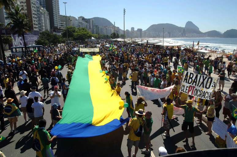 Protesto contra a presidente Dilma e o governo do PT organizado pelos movimentos Brasil Livre, Vem Pra Rua e Revoltados ON LINE, neste domingo (16)